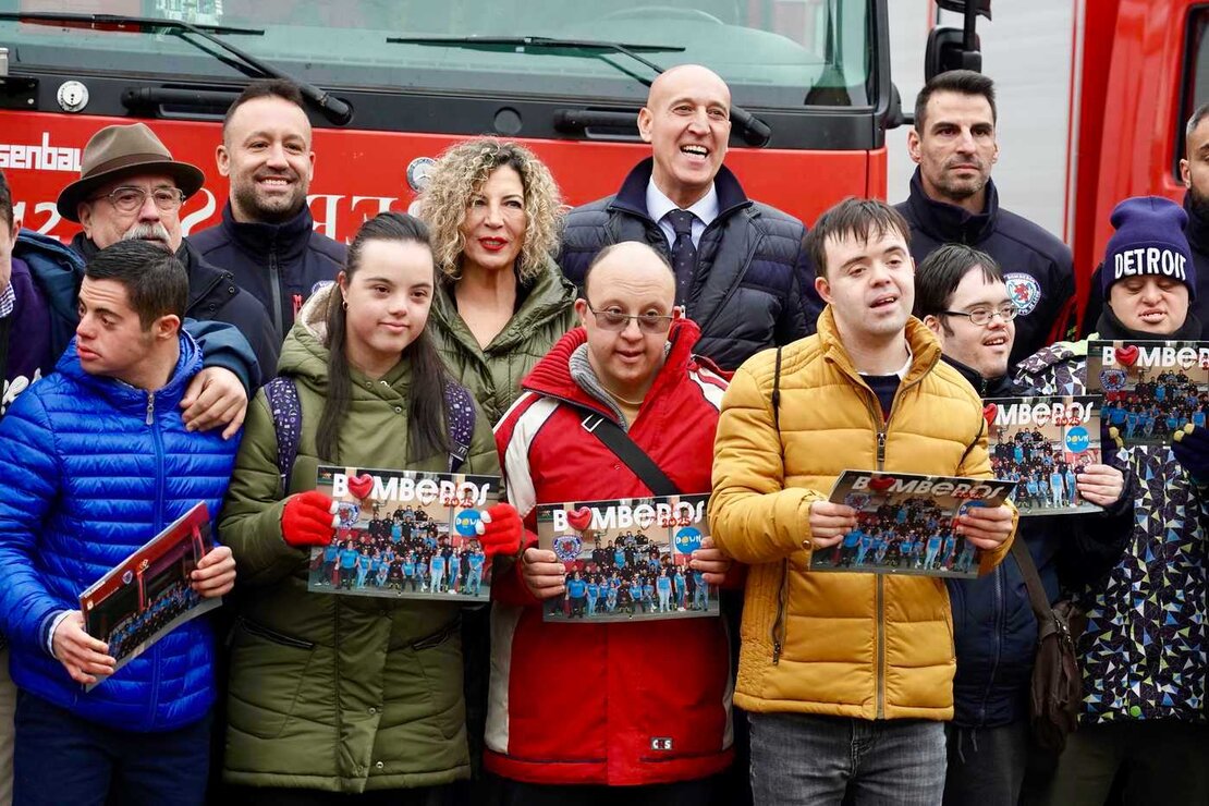 El alcalde de León, José Antonio Diez, presenta el calendario solidario de los Bomberos del Ayuntamiento de León junto al concejal del Área, Álvaro Pola. Foto: Campillo