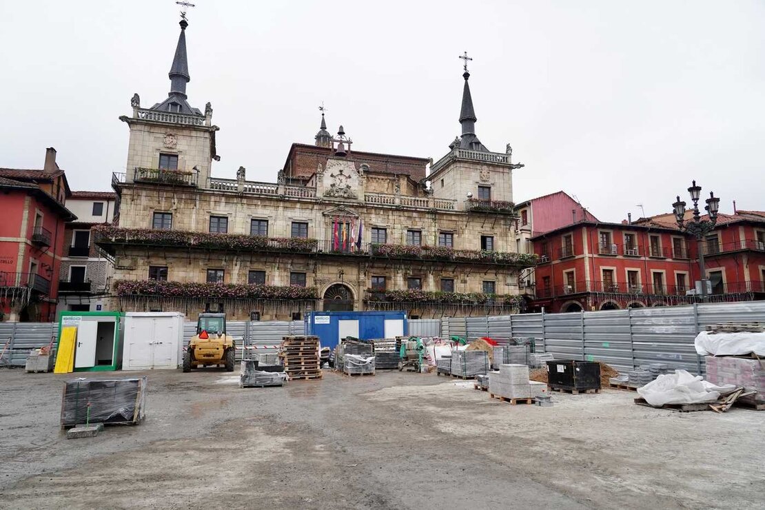 El Ayuntamiento de León prevé que las obras de rehabilitación de la Plaza Mayor de la ciudad concluyan a principios del verano del próximo año, tras iniciarse en el mes de octubre con una inversión de 1,9 millones de euros de licitación. Foto: Campillo