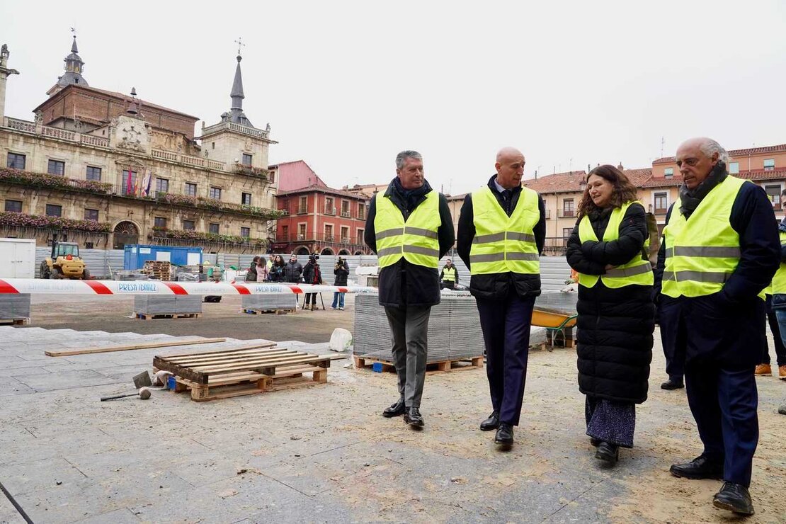 El Ayuntamiento de León prevé que las obras de rehabilitación de la Plaza Mayor de la ciudad concluyan a principios del verano del próximo año, tras iniciarse en el mes de octubre con una inversión de 1,9 millones de euros de licitación. Foto: Campillo