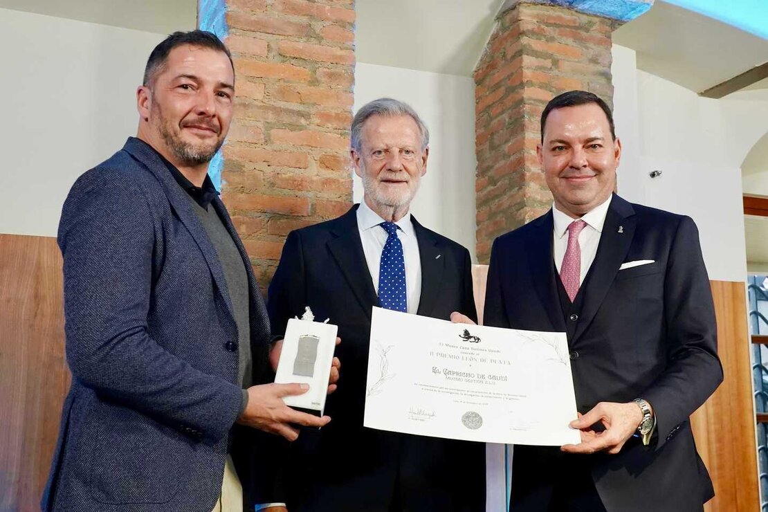 El Museo Casa Botines Gaudí de León presenta su programación para el próximo año y entrega el Premio 'León de Plata' en un acto en el que participan el director general de la Fundación Obra Social de Castilla y León, José María Viejo, el director del Museo, Raúl Fernández, y el director de El Capricho de Gaudí. Foto: Campillo