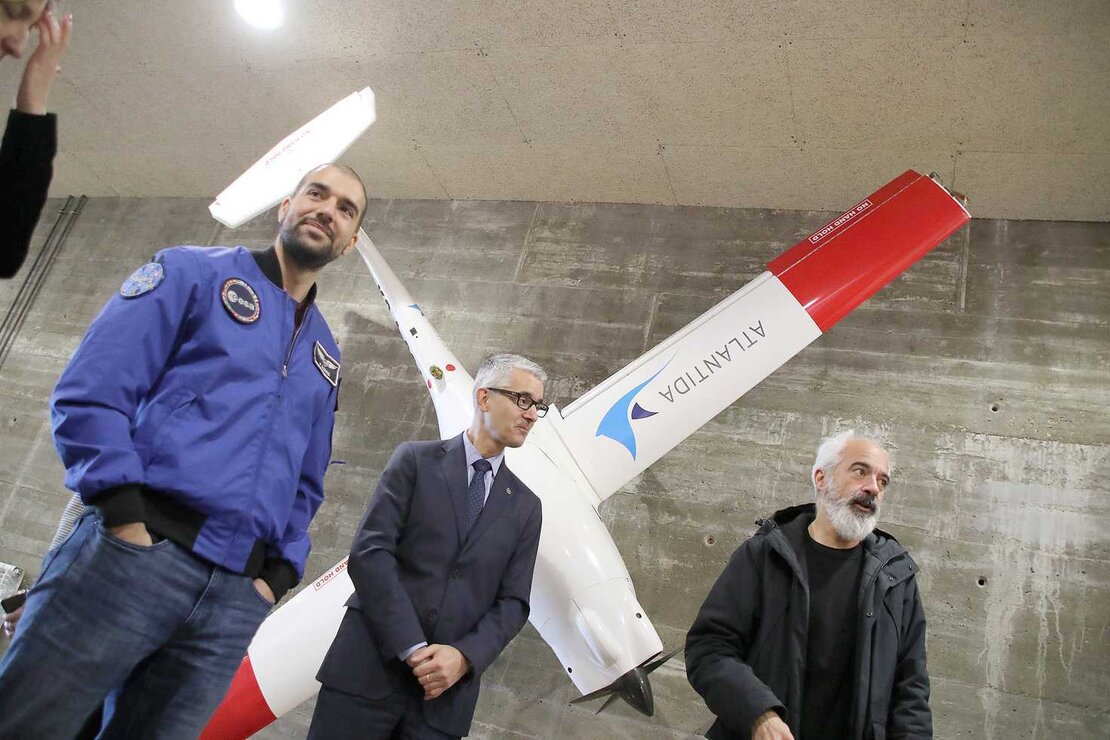 El astronauta Pablo Álvarez visita la Universidad de León, acompañado por la rectora Nuria González y el director de la Escuela de Ingeniería, Joaquín Barreiro. Foto: Peio García