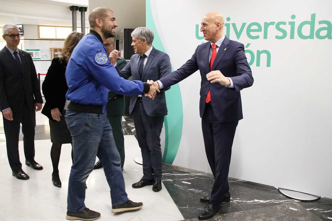 El astronauta Pablo Álvarez visita la Universidad de León, acompañado por la rectora Nuria González y el director de la Escuela de Ingeniería, Joaquín Barreiro. Foto: Peio García