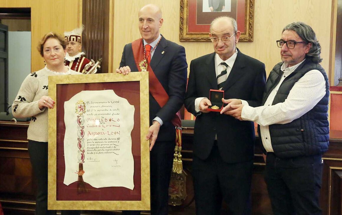 Entrega de la Medalla de Oro de la ciudad a Asprona León, que trabaja desde hace 60 años por la plena inclusión personas con discapacidad intelectual o del desarrollo.