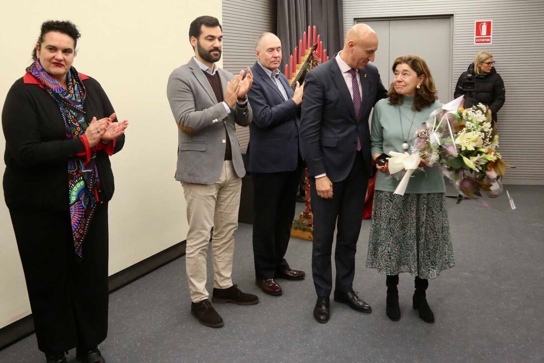 El Ayuntamiento de León ha homenajeado a los trabajadores que este año han dejado de formar parte de la plantilla municipal porque han cesado su actividad. Un acto que ha sido presidido por el alcalde de León, José Antonio Diez.