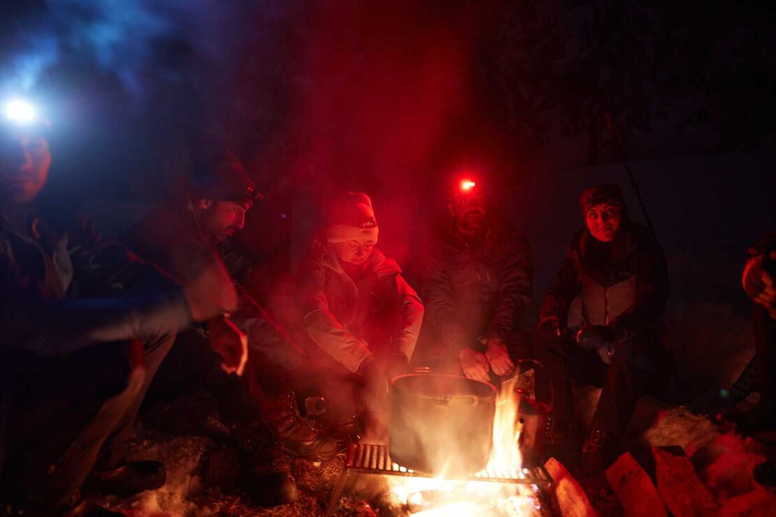 Sara García, junto a sus compañeros, realiza fuego de protección.