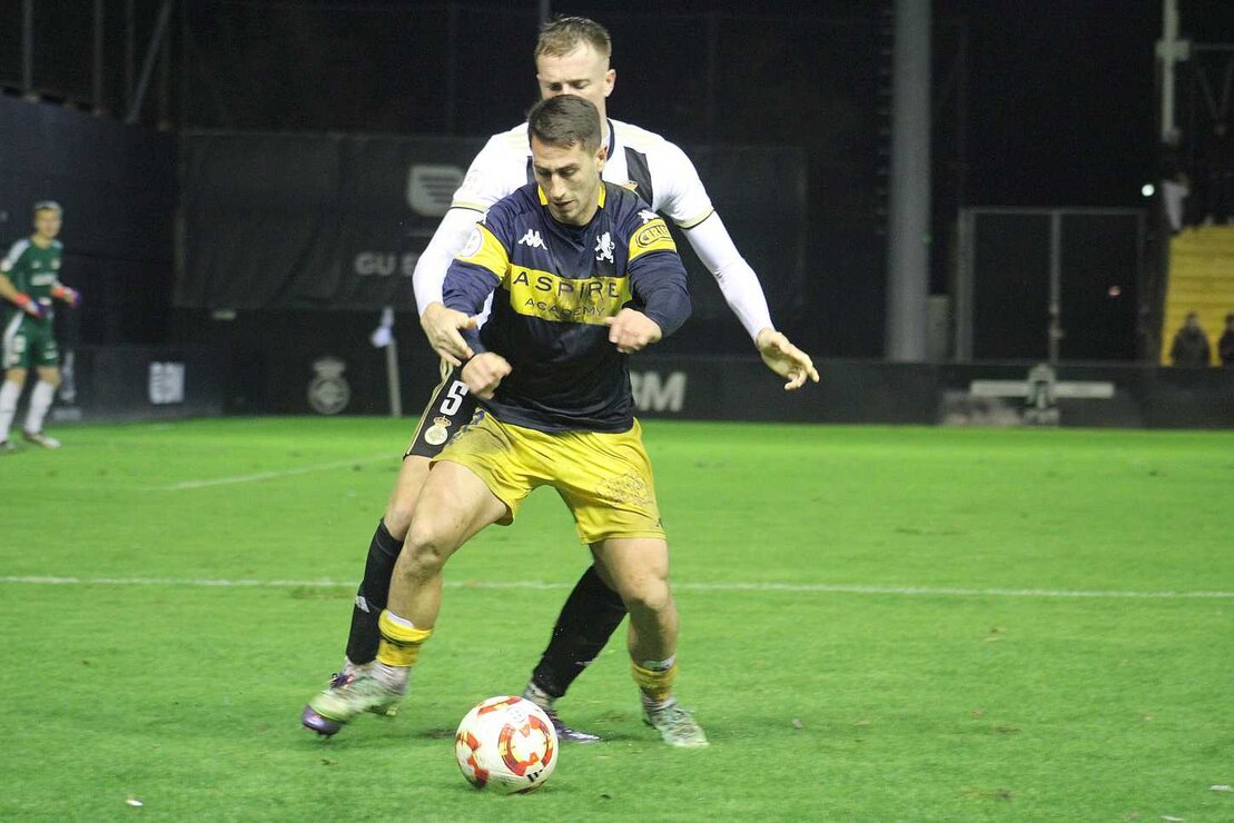 Un gol de Manu Justo bajo la lluvia permite al equipo de Llona mantener su ventaja en lo alto de la clasificación y cerrar del mejor modo el año deportivo.