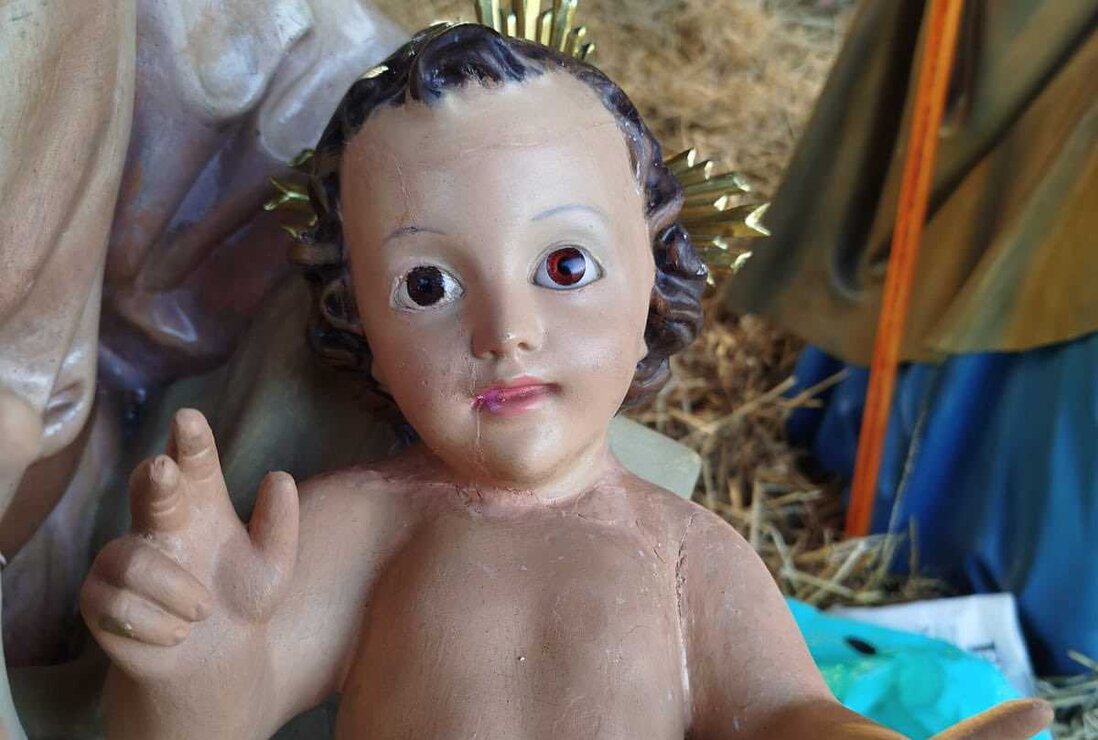 Los maestros del Centro Municipal de Oficios restauran la figura del niño Jesús del belén de la capital tras ser decapitada por unos vándalos.