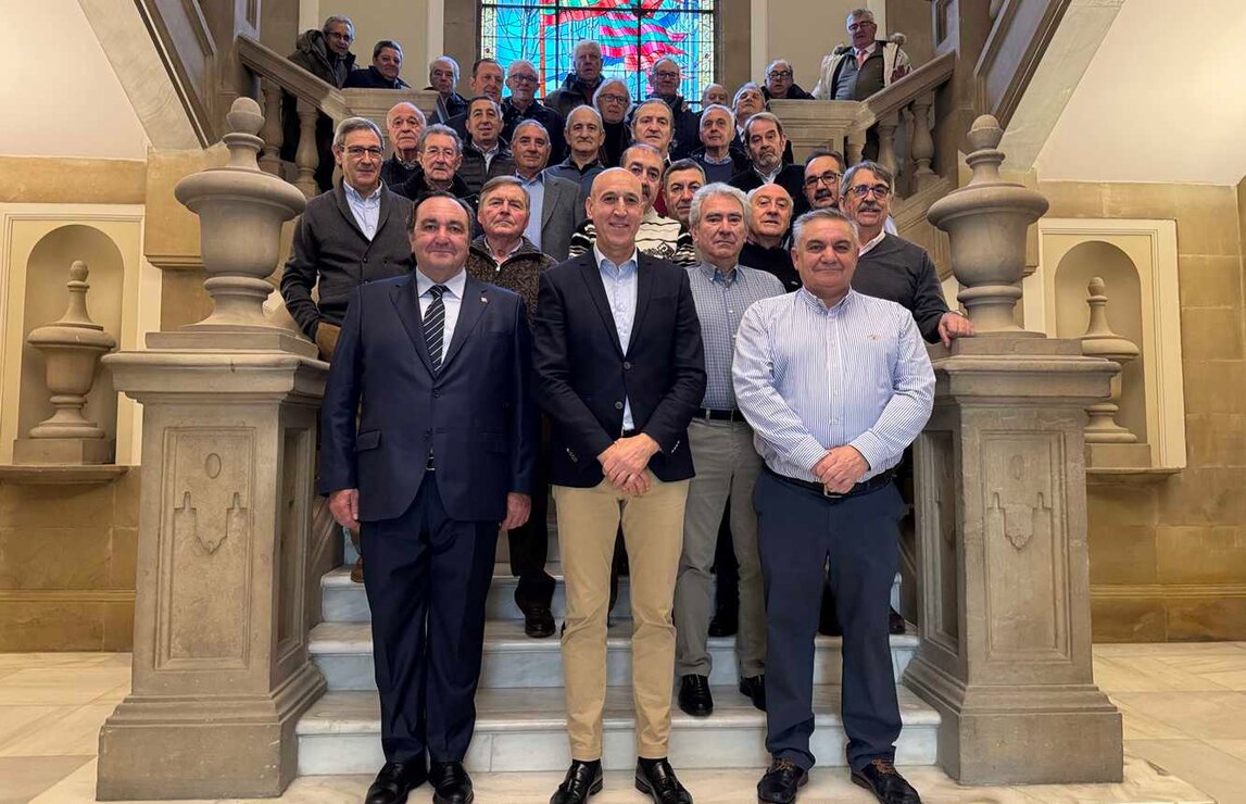 El alcalde de León, José Antonio Diez, ha recibido este sábado a un grupo de antiguos alumnos del Colegio Leonés San Isidoro, que finalizaron sus estudios  en el centro en 1974. Un encuentro que vienen realizando todos los años pero que este tiene un cariz especial, se cumplen 50 años desde que abandonaron el centro tras finalizar COU.