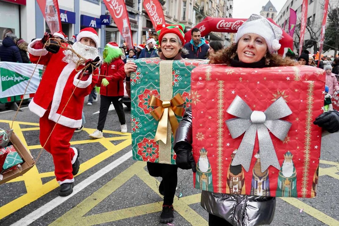 Miles de leoneses participan en la tradicional carrera San Silvestre Ciudad de León.