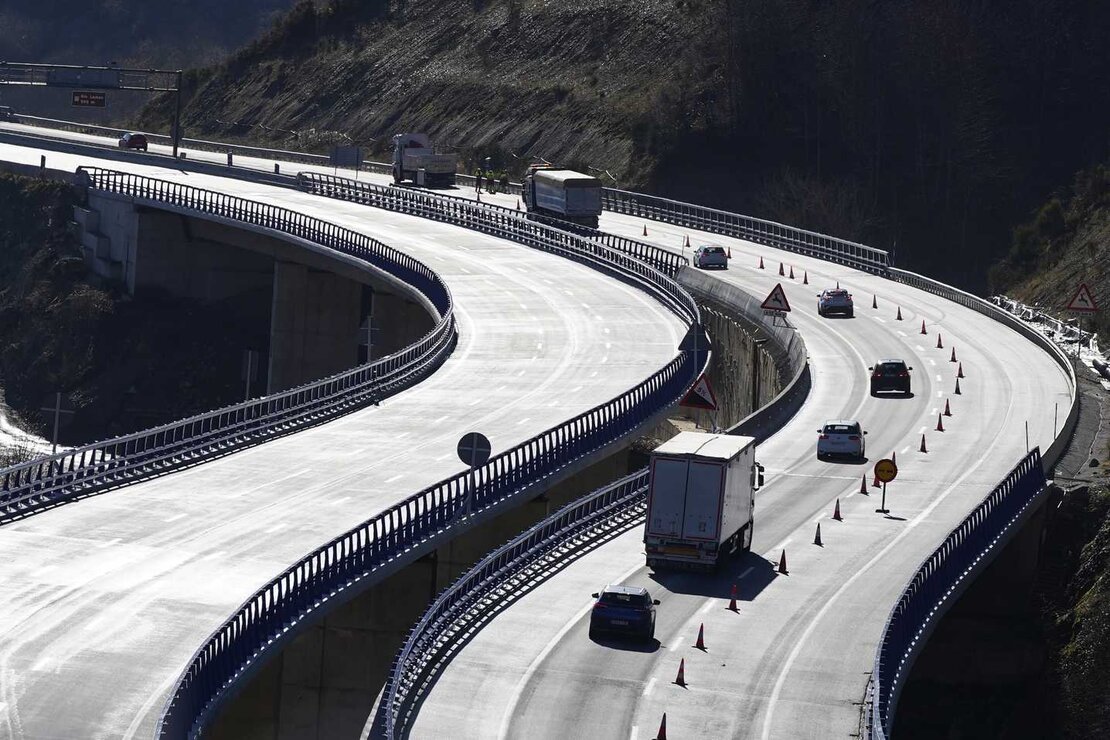 El ministro de Transportes y Movilidad Sostenible, Óscar Puente, preside la puesta en servicio del nuevo viaducto de ‘El Castro’ de la A-6, sentido A Coruña, y la apertura del segundo carril de la calzada sentido Madrid. También asiste el presidente de la Junta de Castilla y León, Alfonso Fernández Mañueco. Fotos: César Sánchez