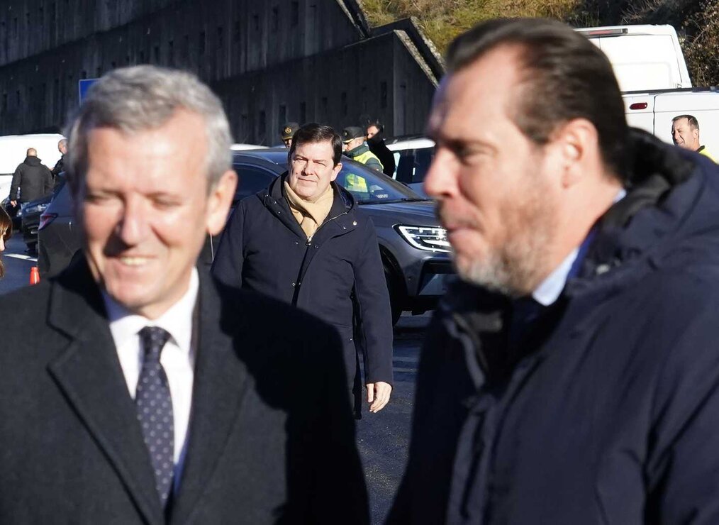 El presidente de la Xunta de Galicia, Alfonso Rueda, se mostró hoy muy feliz con la reapertura total de los viaductos de El Castro, en la A-6 entre el Bierzo y Galicia, después de su derrumbe hace dos años y medio. Foto: César Sánchez