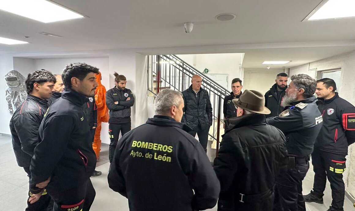 El alcalde de León, José Antonio Diez, ha visitado este martes a los efectivos de Policía Local y Bomberos en el fin de año. Diez ha agradecido el esfuerzo y profesionalidad de quienes forman ambos cuerpos y ha brindado con ellos por un venturoso 2025.