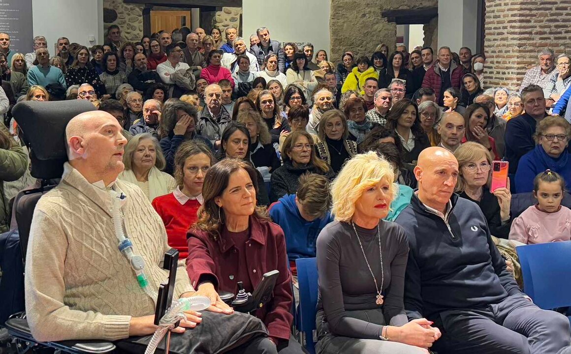 Son las abejas que sonríen a Urbano, que le apoyan y que le dan fuerza en su lucha. El leonés Urbano González ha realizado una multitudinaria presentación del libro 'La abeja que enfermó de ELA', un cuento ilustrado para recaudar fondos y concienciar sobre esta enfermedad.