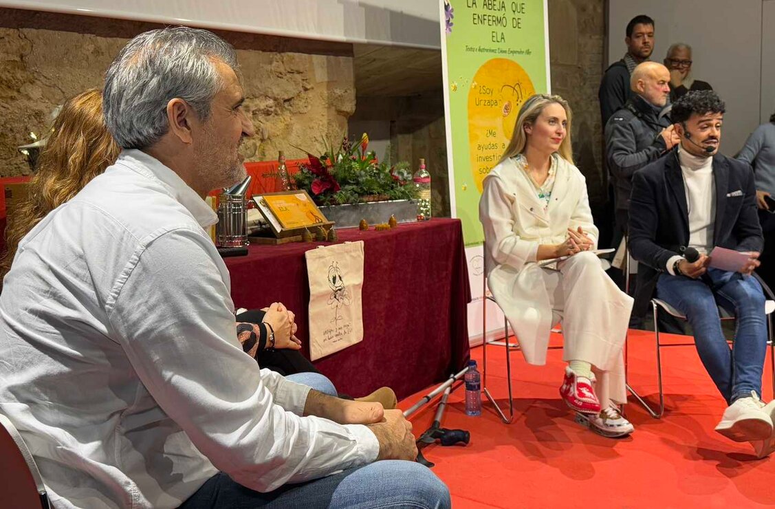 Son las abejas que sonríen a Urbano, que le apoyan y que le dan fuerza en su lucha. El leonés Urbano González ha realizado una multitudinaria presentación del libro 'La abeja que enfermó de ELA', un cuento ilustrado para recaudar fondos y concienciar sobre esta enfermedad.