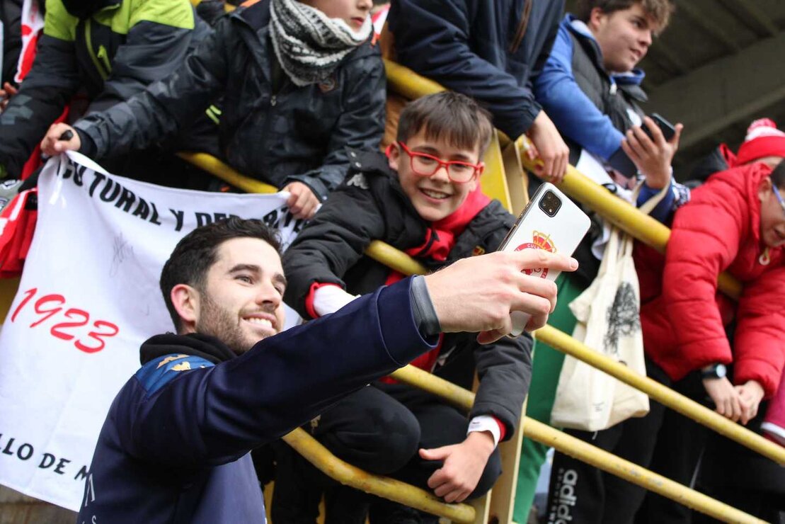 El equipo blanco abre las puertas de su entrenamiento, visita a los niños ingresados en el Hospital de León y realiza la recogida solidaria en ELeclerc. Fotos: CyD Leonesa