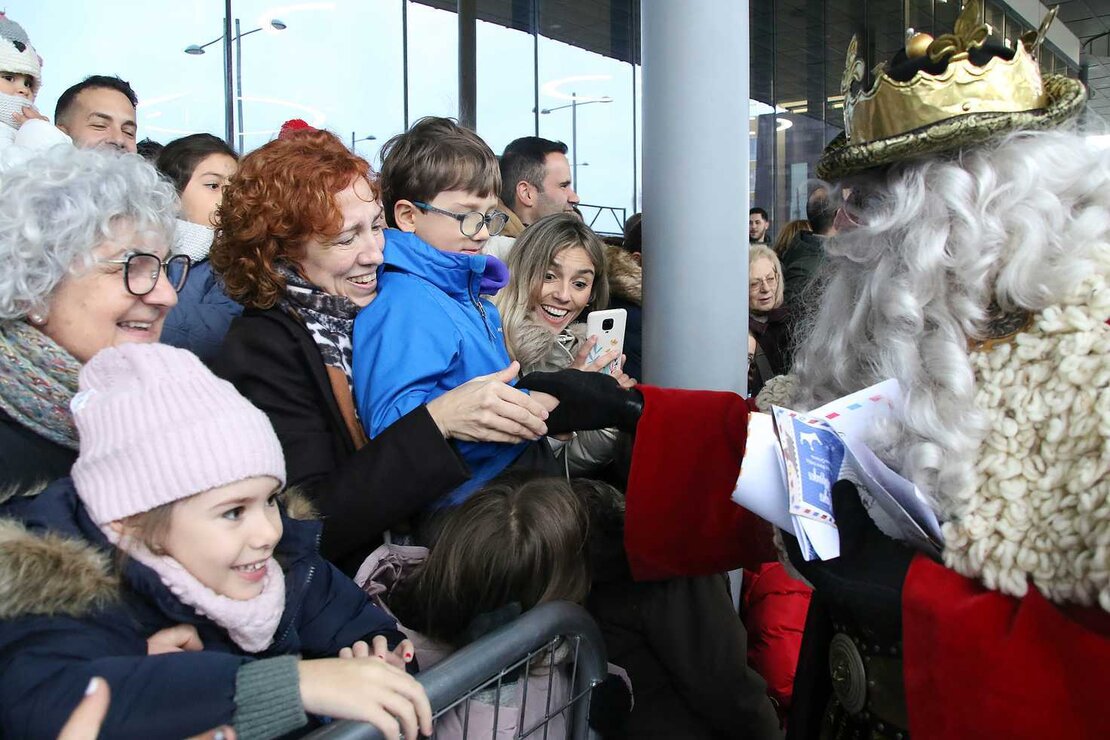 Los Reyes Magos y toda su comitiva llegaron este domingo a la estación de Adif de León a bordo de un tren de la serie 449 fletado especialmente para la ocasión. Numerosos niños acompañados de padres y abuelos acudieron a recibir a sus majestades, al igual que el alcalde, José Antonio Diez, que esperó a Melchor, Gaspar y Baltasar a pie de andén. Fotos: Peio García