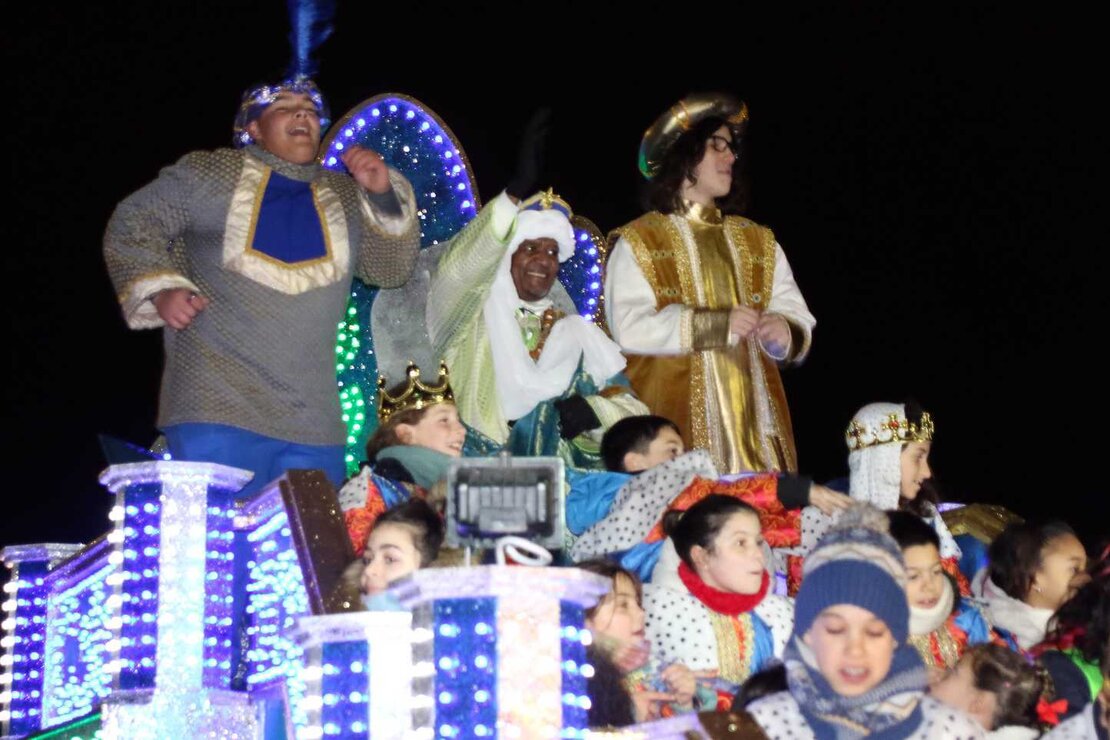 250 personas formaron parte del desfile en la capital, que contó con siete carrozas, una más que el pasado año, dedicada al comercio justo. Miles de personas salen al paso de la comitiva para saludar a Melchor, Gaspar y Baltasar. Fotos: Peio García