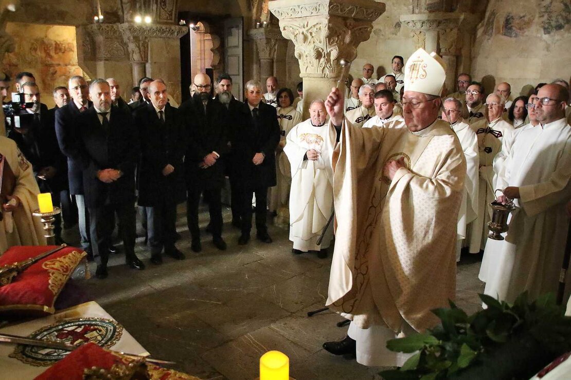 El alcalde, José Antonio Díez, el presidente de las Cortes, Carlos Pollán, el delegado territorial, Eduardo Diego y el obispo de León Luis Ángel de las Heras en el Responso y homenaje a los reyes de León ante el Panteón de la Colegiata de San Isidoro. Fotos: Peio García