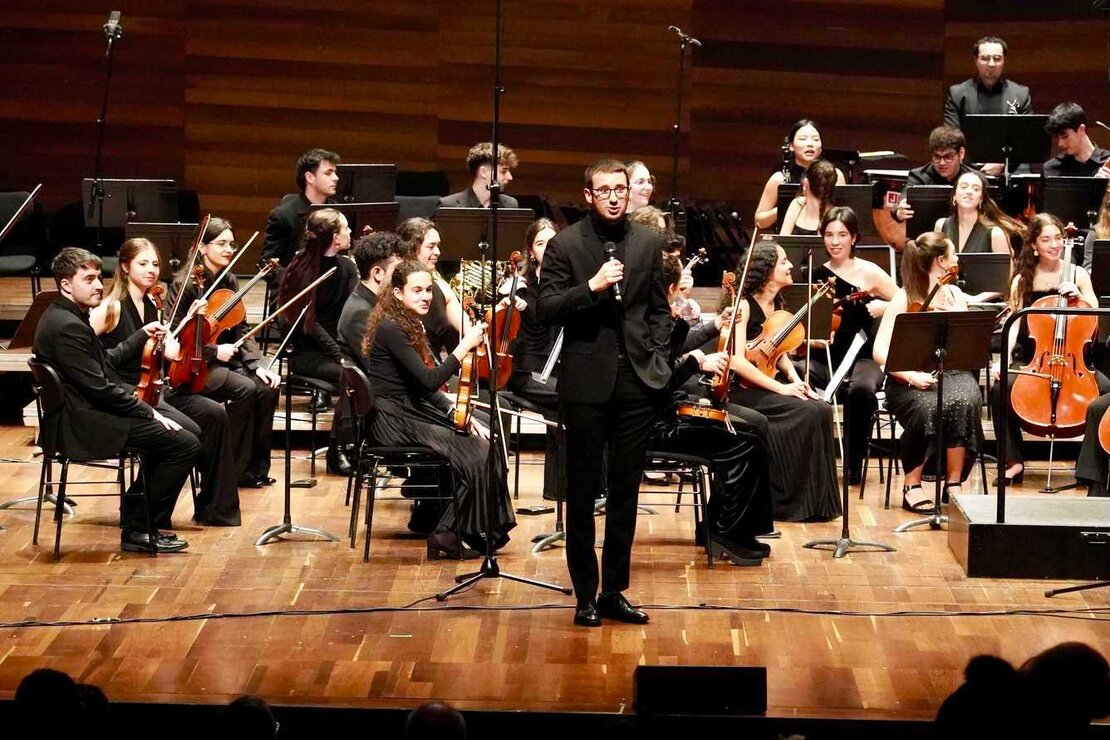 La Joven Orquesta Leonesa y las tres secciones musicales de la Cofradía del Dulce Nombre de Jesús Nazareno de León ofrecen un concierto benéfico al que asisten, entre otras autoridades, el presidente de las Cortes, Carlos Pollán y el alcalde de León, José Antonio Diez. Foto: Campillo