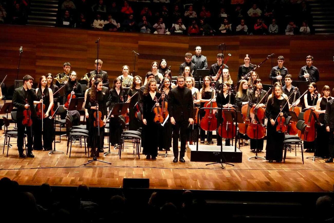 La Joven Orquesta Leonesa y las tres secciones musicales de la Cofradía del Dulce Nombre de Jesús Nazareno de León ofrecen un concierto benéfico al que asisten, entre otras autoridades, el presidente de las Cortes, Carlos Pollán y el alcalde de León, José Antonio Diez. Foto: Campillo