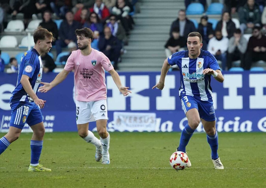 Dolorosa derrota de la Ponferradina ante el Sestao (1-2). El equipo de Javi Rey, que contaba con todo a su favor, 'pincha' en el tramo final del encuentro, pierde su ventaja y termina encajando una dolorosa derrota ante su afición.