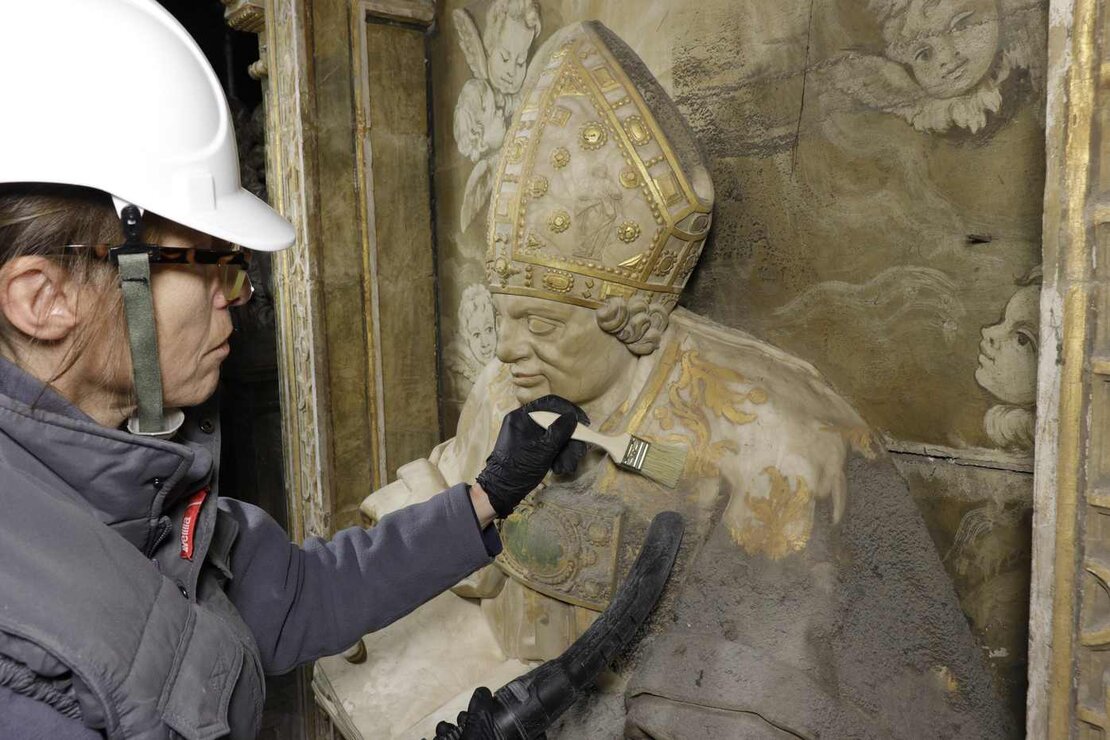 El Instituto del Patrimonio Cultural de España (IPCE), dependiente de la Dirección General de Patrimonio Cultural y Bellas Artes. Ministerio de Cultura, ha hecho públicas las primeras imágenes que muestran los trabajos de restauración del trascoro de la Catedral de León.