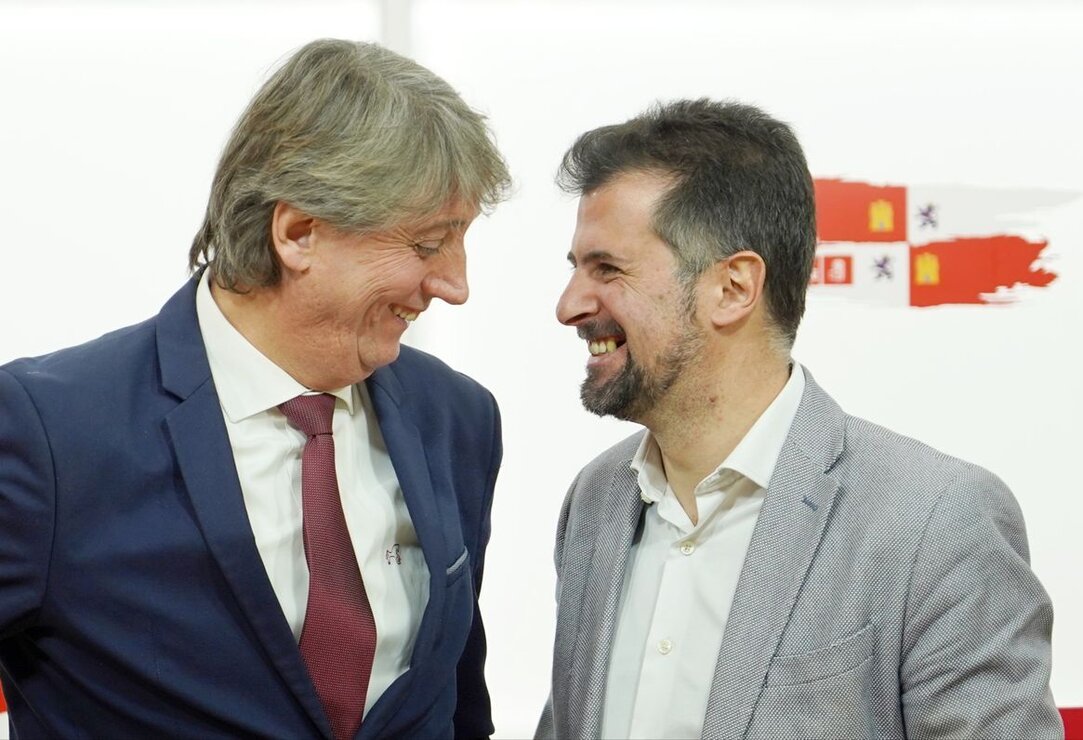 El secretario general del PSOE de Castilla y León, Luis Tudanca, y el secretario general electo de la formación, Carlos Martínez, comparecen ante la prensa. Fotos: Miriam Chacón.