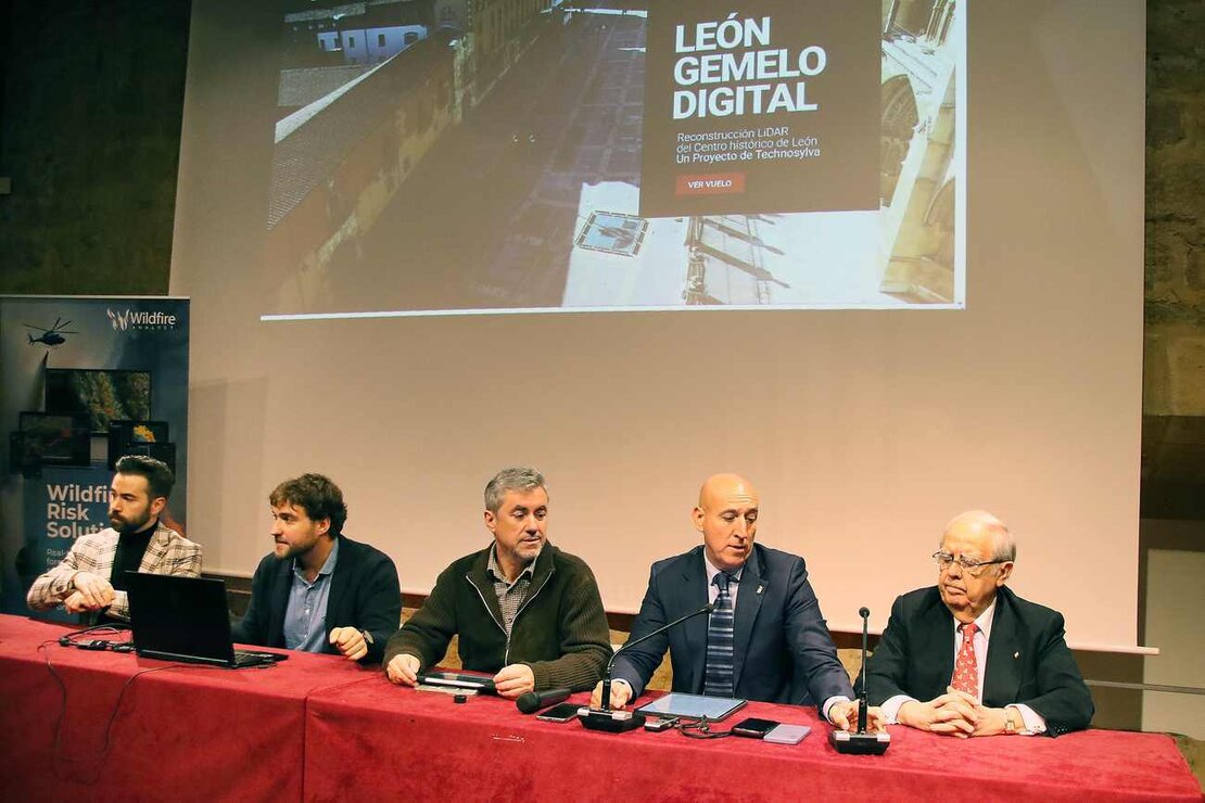 La empresa Tecnosylva ha elaborado el proyecto que ahora pone a disposición de la ciudad para uso urbanístico, promocional, recreativo y de cuidado del patrimonio, entre otros. El alcalde de León, José Antonio Diez, ha agradecido a Joaquín Ramírez, responsable de Tecnosylva, su implicación continua con la ciudad.