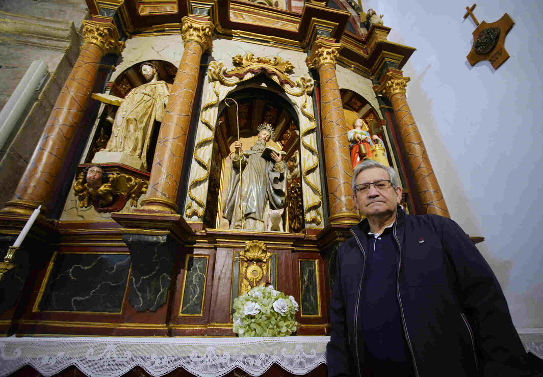 El historiador bembibrense, Manuel Olano, junto al retablo del santuario del Ecce-Homo de Bembibre, que custodia las imágenes del siglo XVI de San Antonio, y San Francisco, de la antigua Ermita de San Antonio y la talla de Santa Bárbara, del siglo XIX. Fotos: César Sánchez