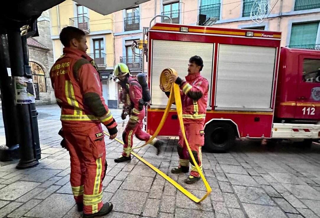 El intenso humo procedente de la ventilación del local alertó de los problemas en el mismo | Hasta el lugar se desplazaron efectivos de Bomberos León y de la Policía Local. Foto: Bomberos León