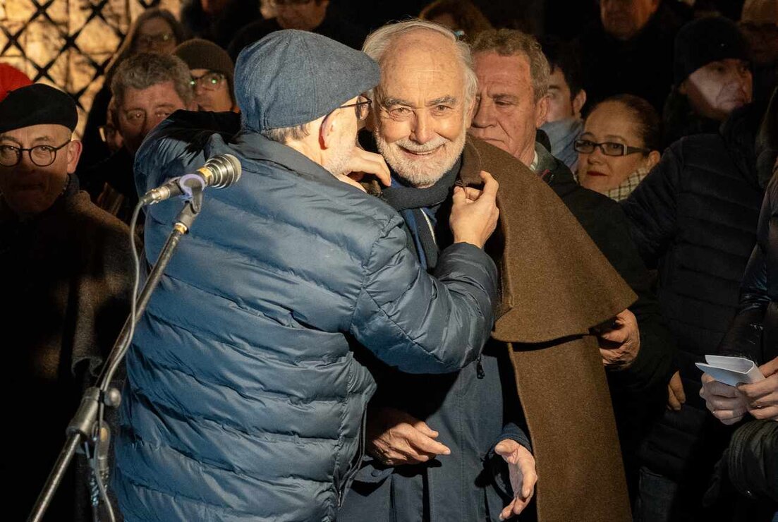 Decenas de leoneses se citan en la Plaza de San Marcelo, ante el edificio de Botines, para pedir al santo por León en medio de una celebración con chocolate y orujo. El escritor Juan Pedro Aparicio ha actuado como mantenedor. Fotos: Nael Blanco | Asociación Cultural San Francisco 'El Real' Extramuros