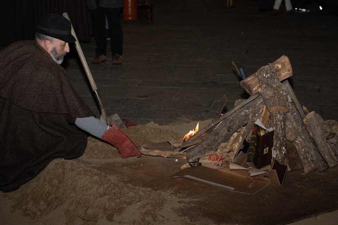 Decenas de leoneses se citan en la Plaza de San Marcelo, ante el edificio de Botines, para pedir al santo por León en medio de una celebración con chocolate y orujo. El escritor Juan Pedro Aparicio ha actuado como mantenedor. Fotos: Nael Blanco | Asociación Cultural San Francisco 'El Real' Extramuros