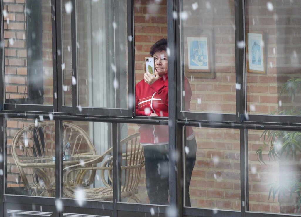 Una mujer graba la nieve sobre la provincia de León este domingo. Foto: César Sánchez