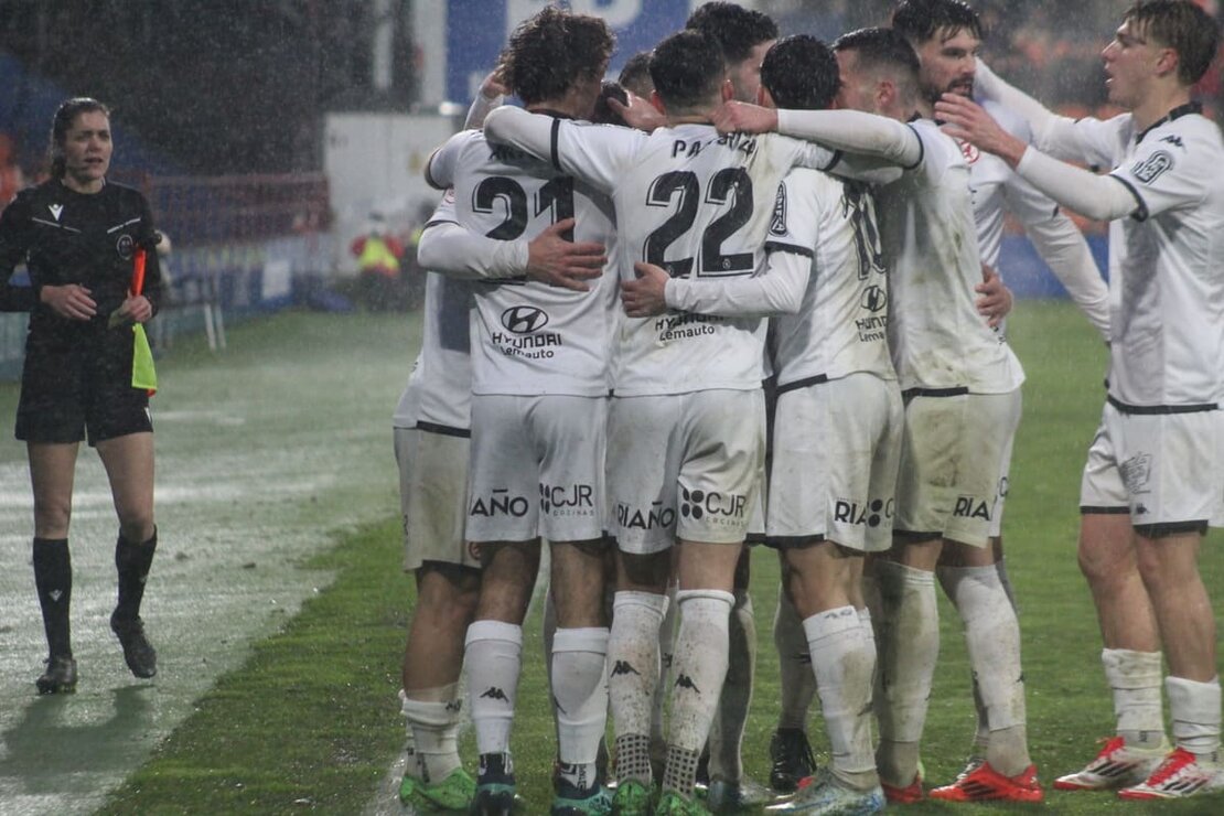 La Cultural da una lección de buen juego y golea al Lugo en una tarde brillante. El equipo de Raúl Llona muestra solvencia y buen juego y se apunta una nueva victoria lejos del estadio Reino de León. Fotos: Isaac Llamazares