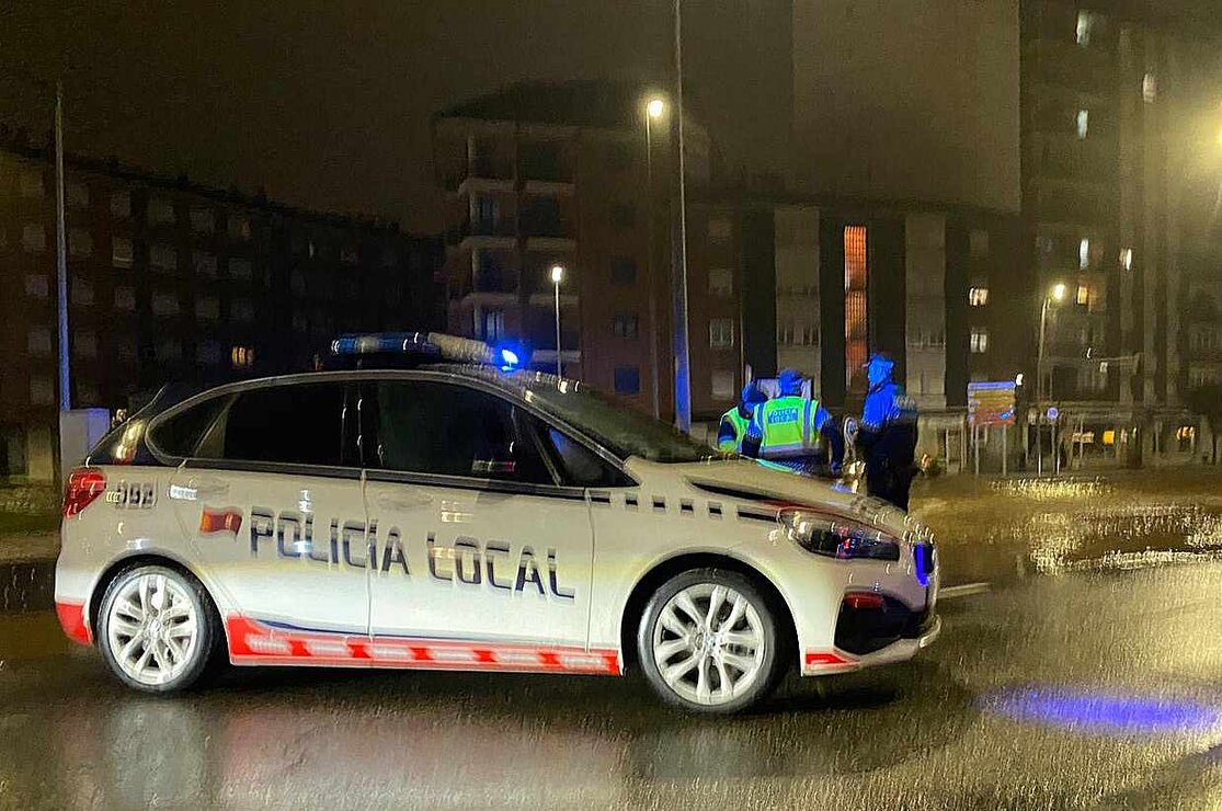 Una enorme fuga de agua, cuyo origen de desconoce, ha provocado a última hora de este martes una situación de colapso en la zona sur de la ciudad. La fuga ha inundado completamente la conocida como rotonda del KFC, en el tramo final de Fernández Ladreda.