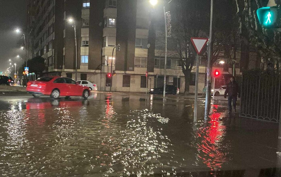 Una enorme fuga de agua, cuyo origen de desconoce, ha provocado a última hora de este martes una situación de colapso en la zona sur de la ciudad. La fuga ha inundado completamente la conocida como rotonda del KFC, en el tramo final de Fernández Ladreda.