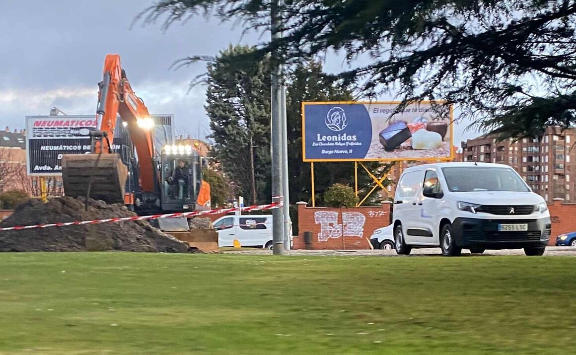 Maquinaria pesada trabajando en la zona en la que tuvo lugar la rotura.