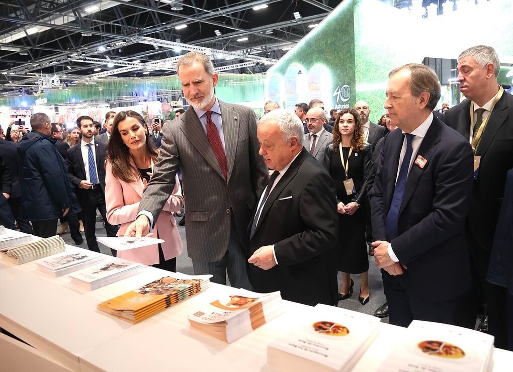 Los Reyes durante la Inauguración de Fitur 2025, visitan el stand de Castilla y León. Foto: Juan Lázaro