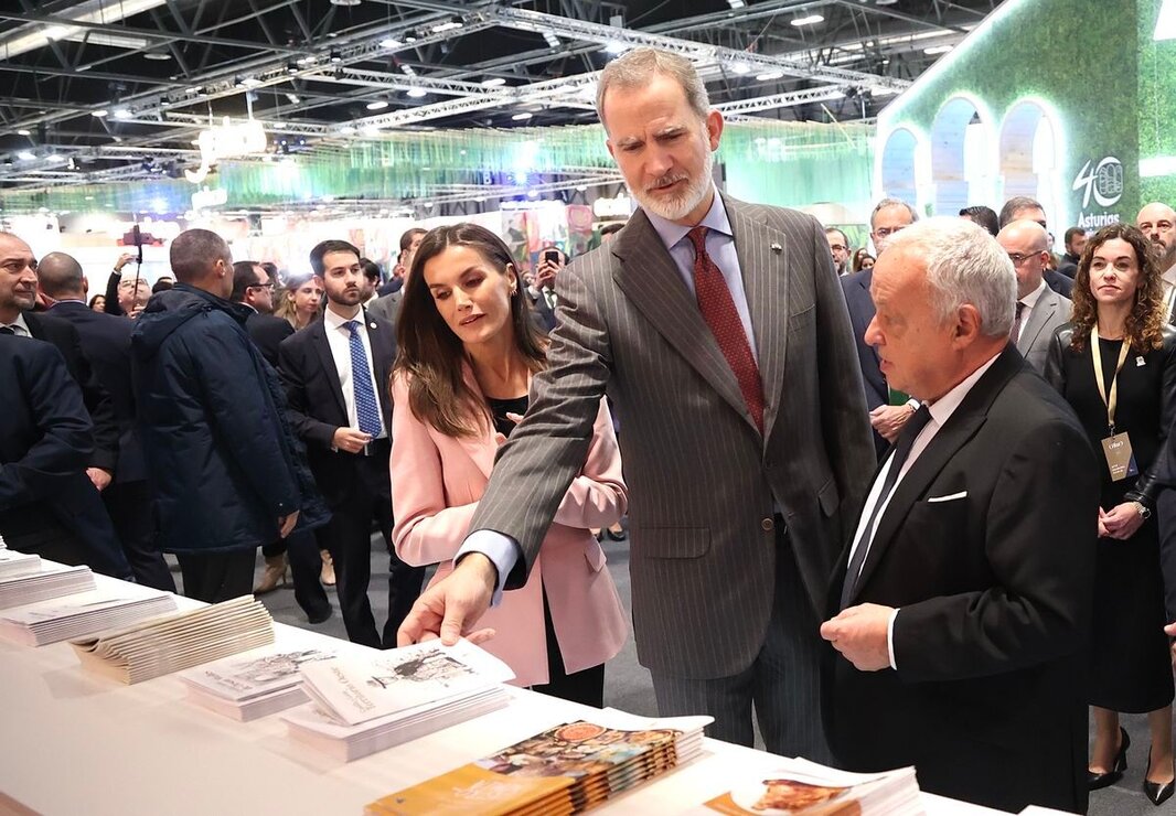 Los Reyes durante la Inauguración de Fitur 2025, visitan el stand de Castilla y León. Foto: Juan Lázaro