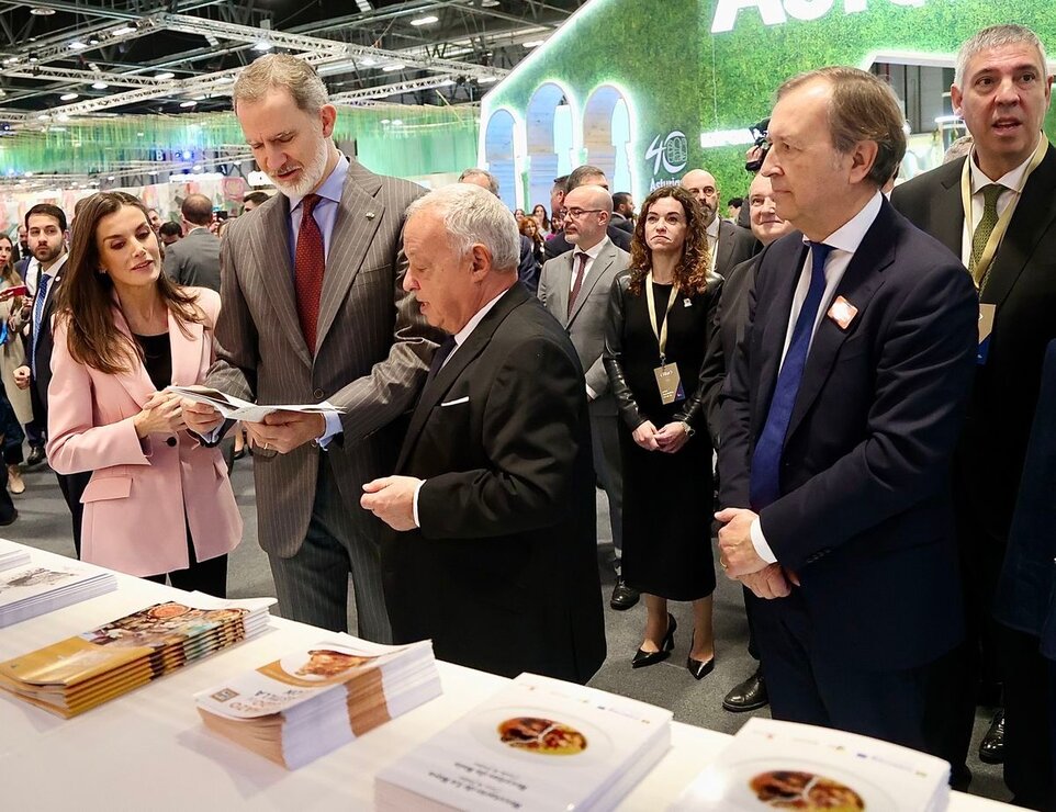 Los Reyes durante la Inauguración de Fitur 2025, visitan el stand de Castilla y León. Foto: Juan Lázaro