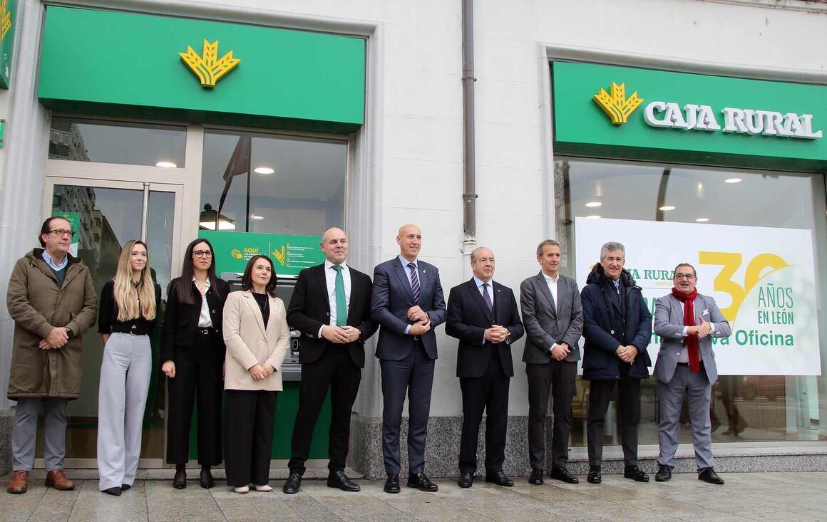 Acto de inauguración de la nueva oficina de Caja Rural en la capital leonesa con presencia de autoridades y representantes de la entidad financiera. Fotos: Peio García