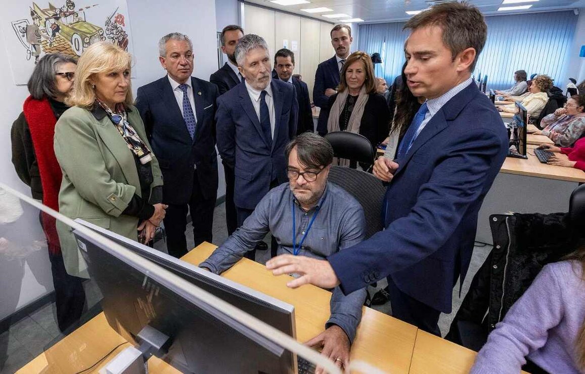 El ministro de Interior visita al Centro de Tratamiento de Denuncias Automatizadas, en Santovenia de Valdoncina.