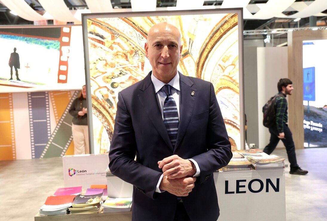 El alcalde de León, José Antonio Díaz, en el stand de León en Fitur.