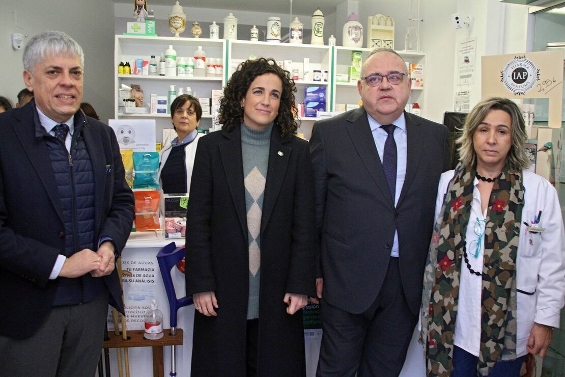 El consejero de Sanidad, Alejandro Vázquez Ramos, y la presidenta del Consejo de Colegios de Farmacéuticos de Castilla y León, María Engracia Pérez, en la farmacia de Toral de los Guzmanes (León). Fotos: Peio García.