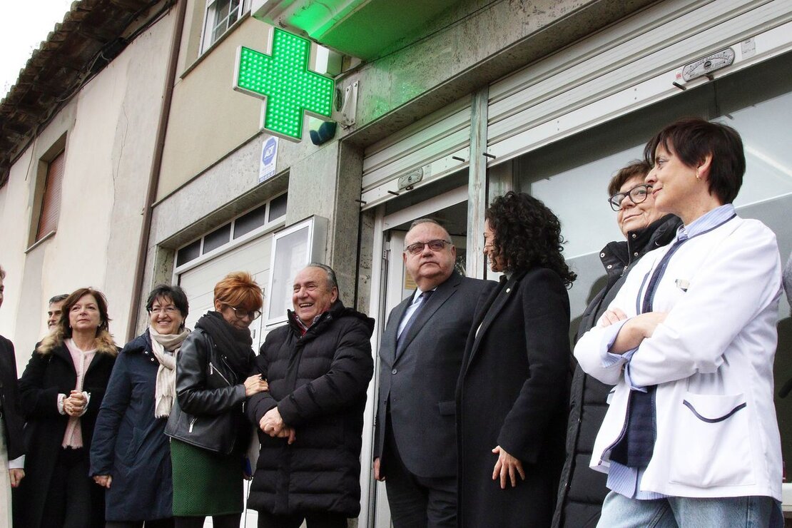 El consejero de Sanidad, Alejandro Vázquez Ramos, y la presidenta del Consejo de Colegios de Farmacéuticos de Castilla y León, María Engracia Pérez, en la farmacia de Toral de los Guzmanes (León). Fotos: Peio García.