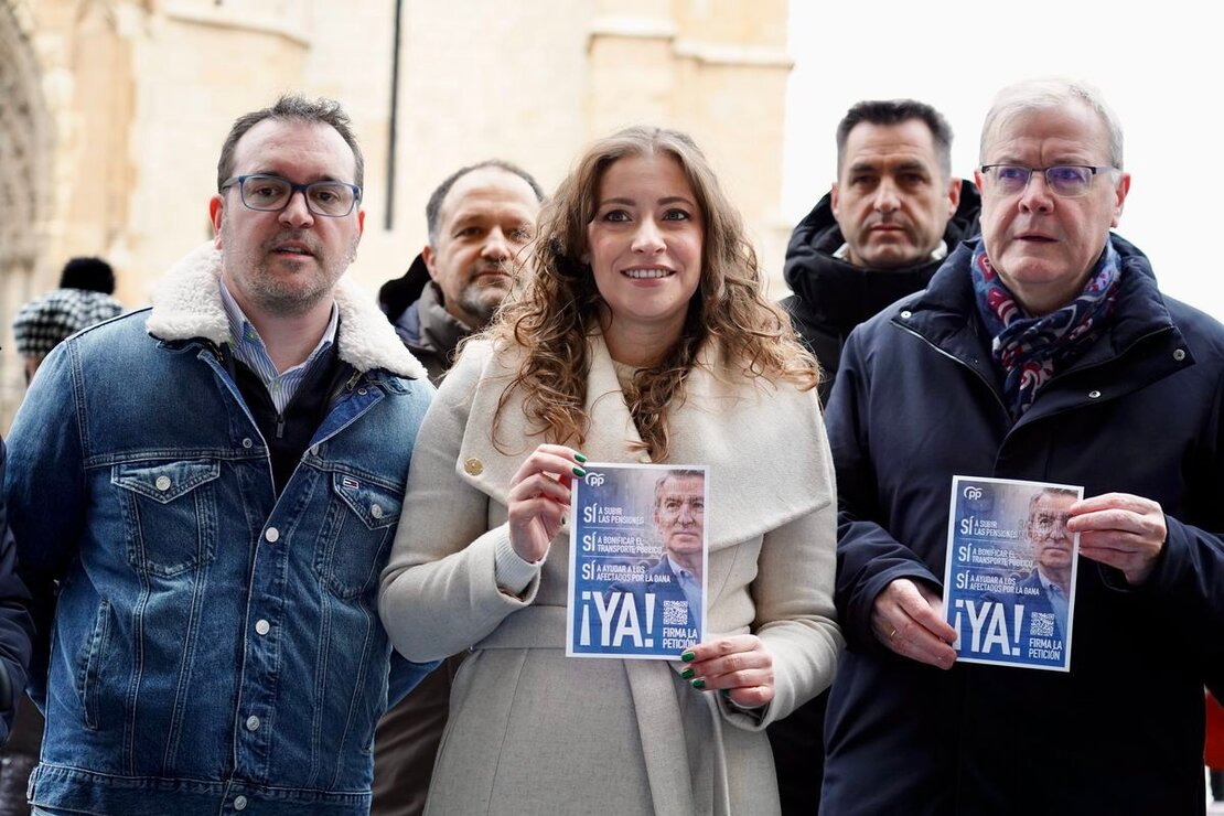 La presidenta del PP de León y vicesecretaria de Sanidad y Educación, Ester Muñoz, ofrece una valoración de la actualidad política ante los medios de comunicación. Fotos: Campillo.