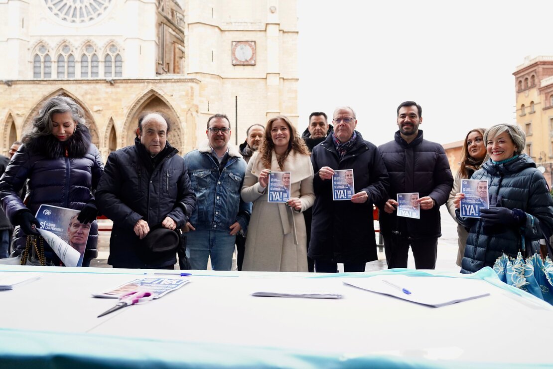 La presidenta del PP de León y vicesecretaria de Sanidad y Educación, Ester Muñoz, ofrece una valoración de la actualidad política ante los medios de comunicación. Fotos: Campillo.