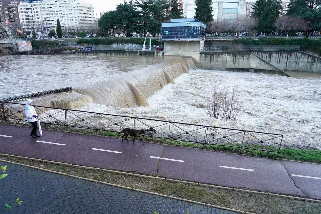 Crecida de los ríos Torío y Bernesga a su paso por León. Foto Campillo.