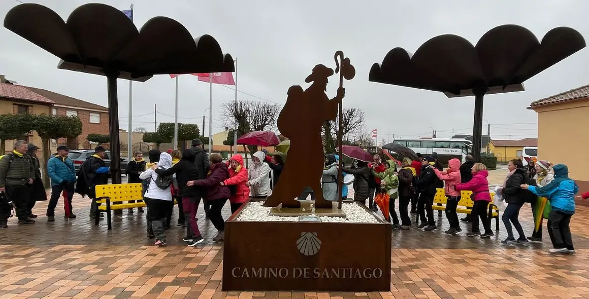 San Martín del Camino tiende sus brazos a los peregrinos de la asociación ‘Pulchra Leonina’.