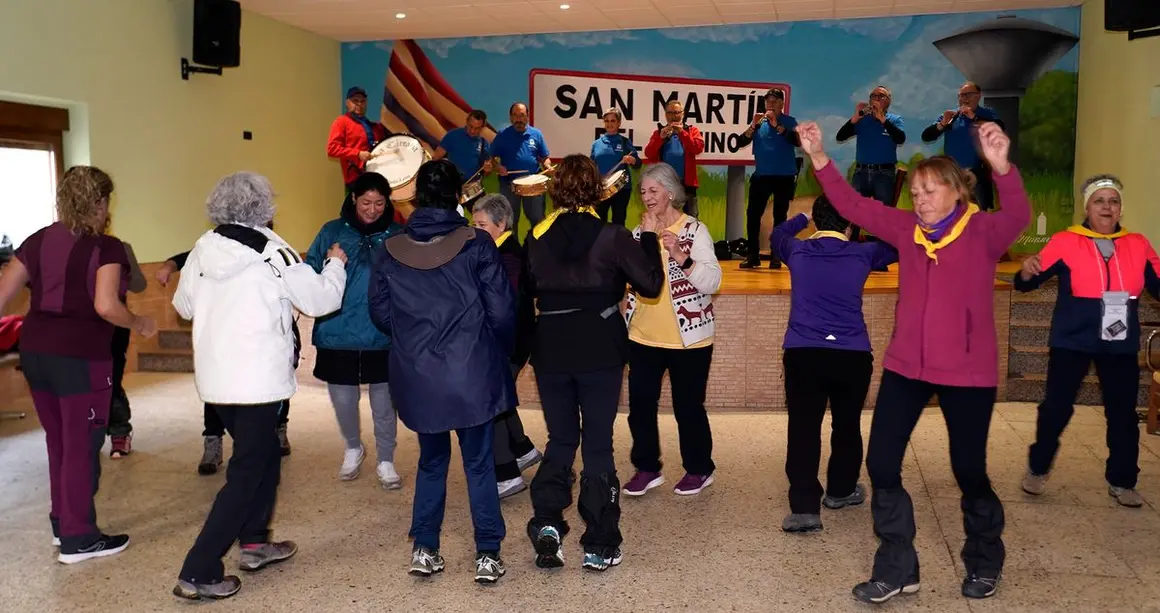 San Martín del Camino tiende sus brazos a los peregrinos de la asociación ‘Pulchra Leonina’.